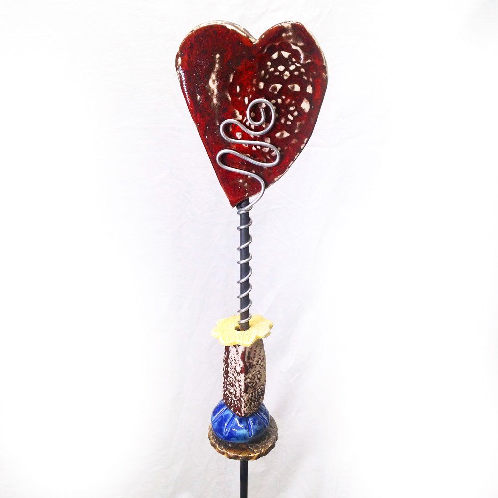 Keramik Dekoration Herz auf weißem Grund