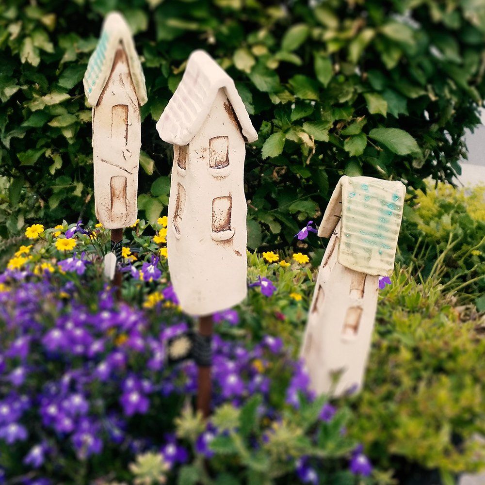 Blumen und Dekoration Tonhäuschen