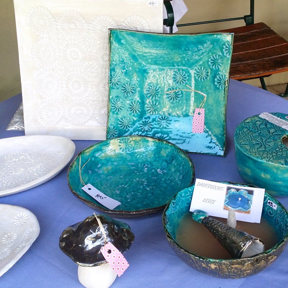 Verschiedene Keramik Schalen auf einem Tisch