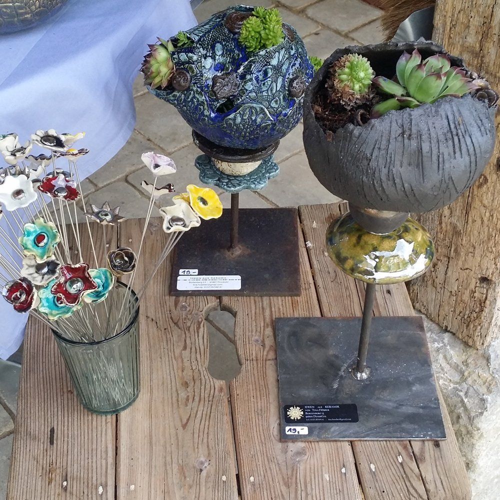 Verschieden Deko Artikel aus Keramik auf einem Holztisch