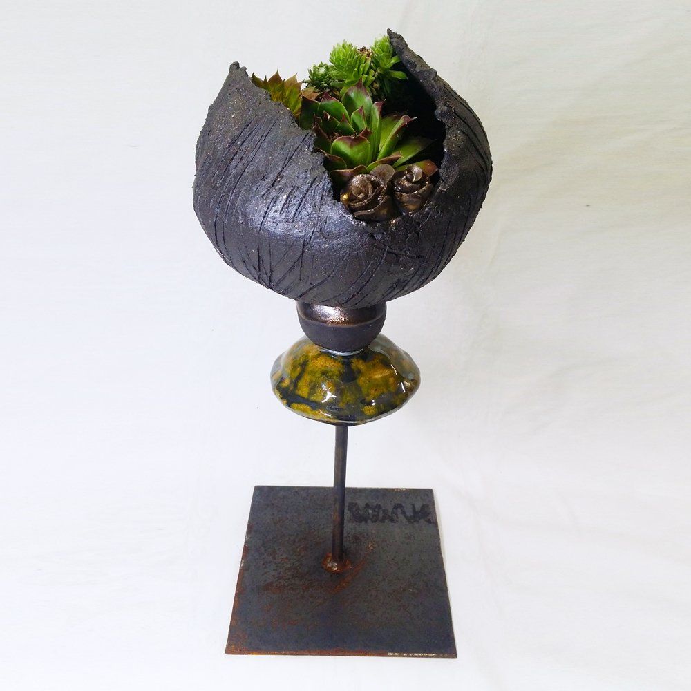 Keramik Dekoration Pflanzschale auf weißem Grund