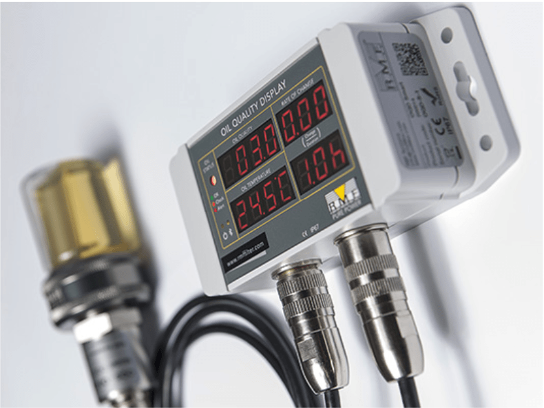 Ölqualitätsdisplay mit Ölzustandssensor, Sensoradapter mit Fläschchen und Anschlusskabel.