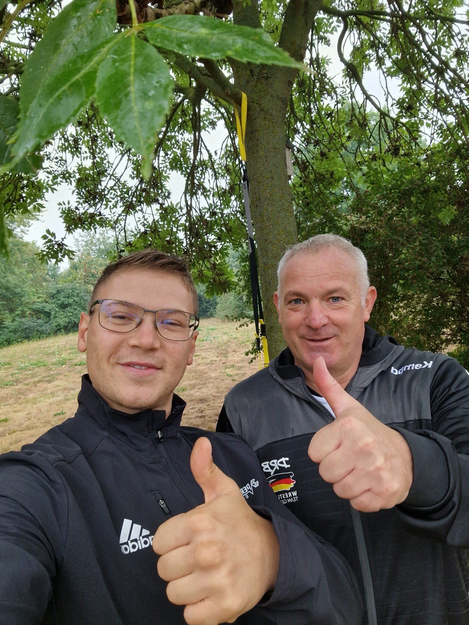 Motivierter Klient, stolzer Personal Trainer