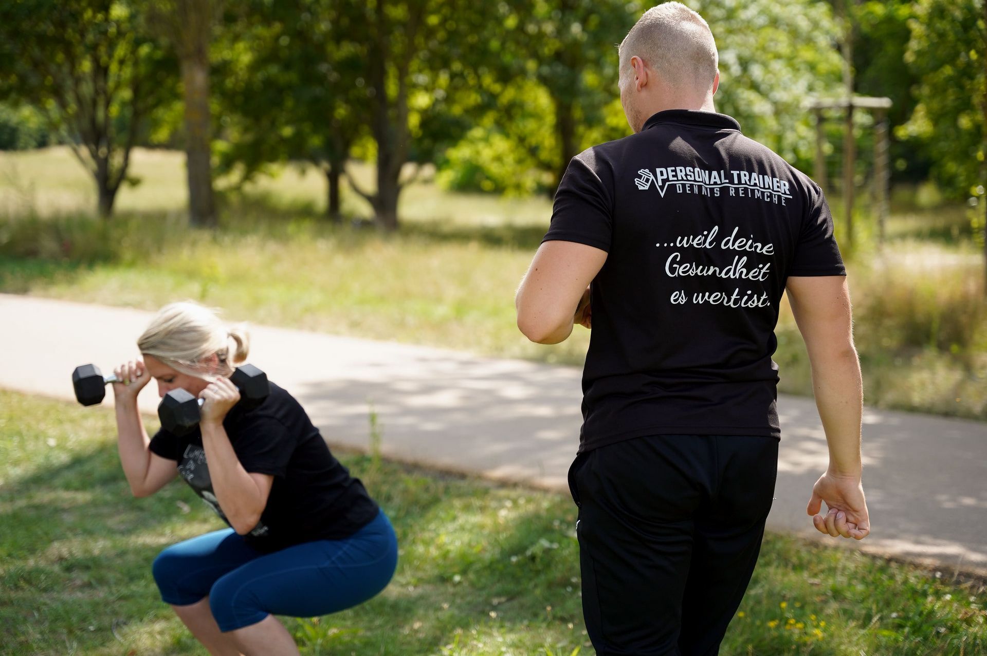 Personal Trainer mit seiner Klientin beim Training