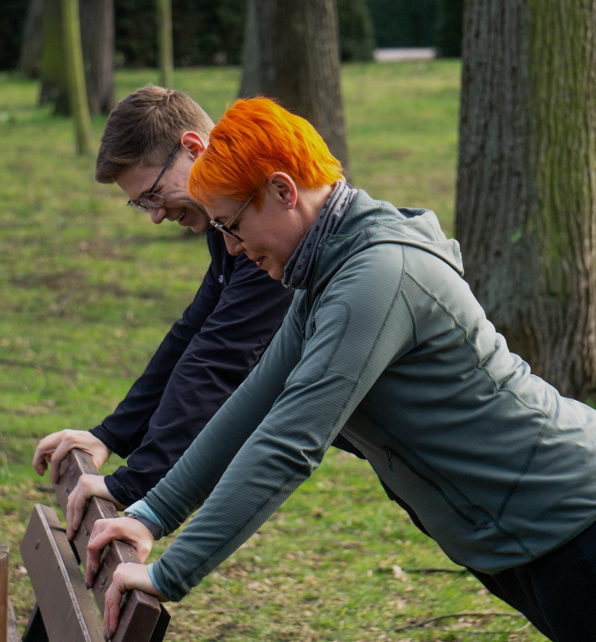 Fitness Trainer mit zwei Klienten im Personal Training