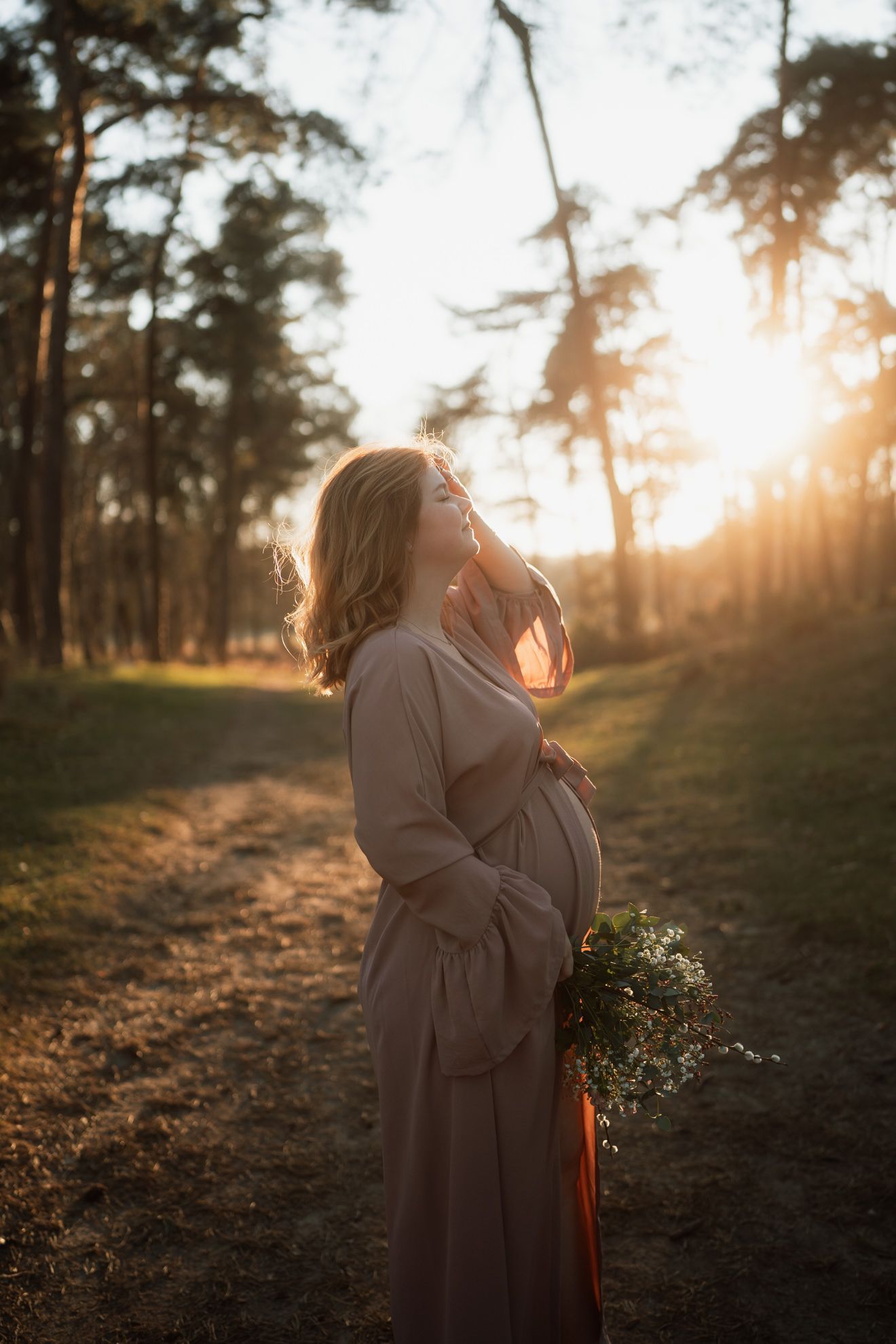Werdende Mama im Sonnenuntergang beim Babybauch Shooting in Wesel