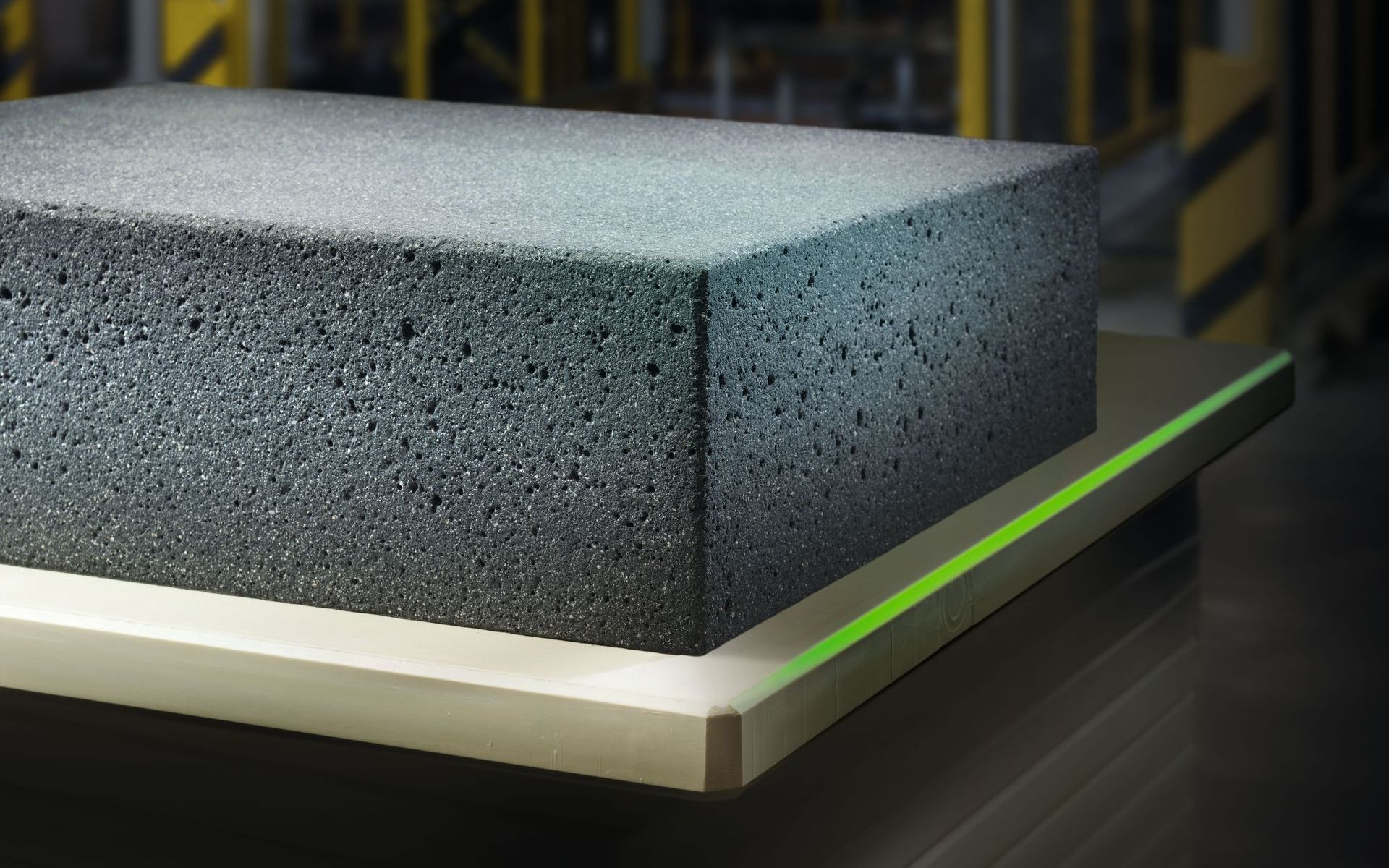 Unterlagsplatte von Assyx mit einem großen Stein on top