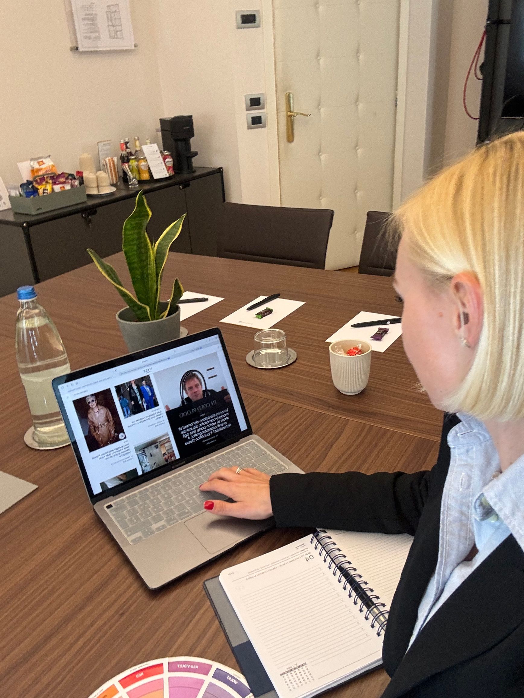 Gingi che prepara un pacchetto personalizzato per lo shopping per dei clienti internazionali.