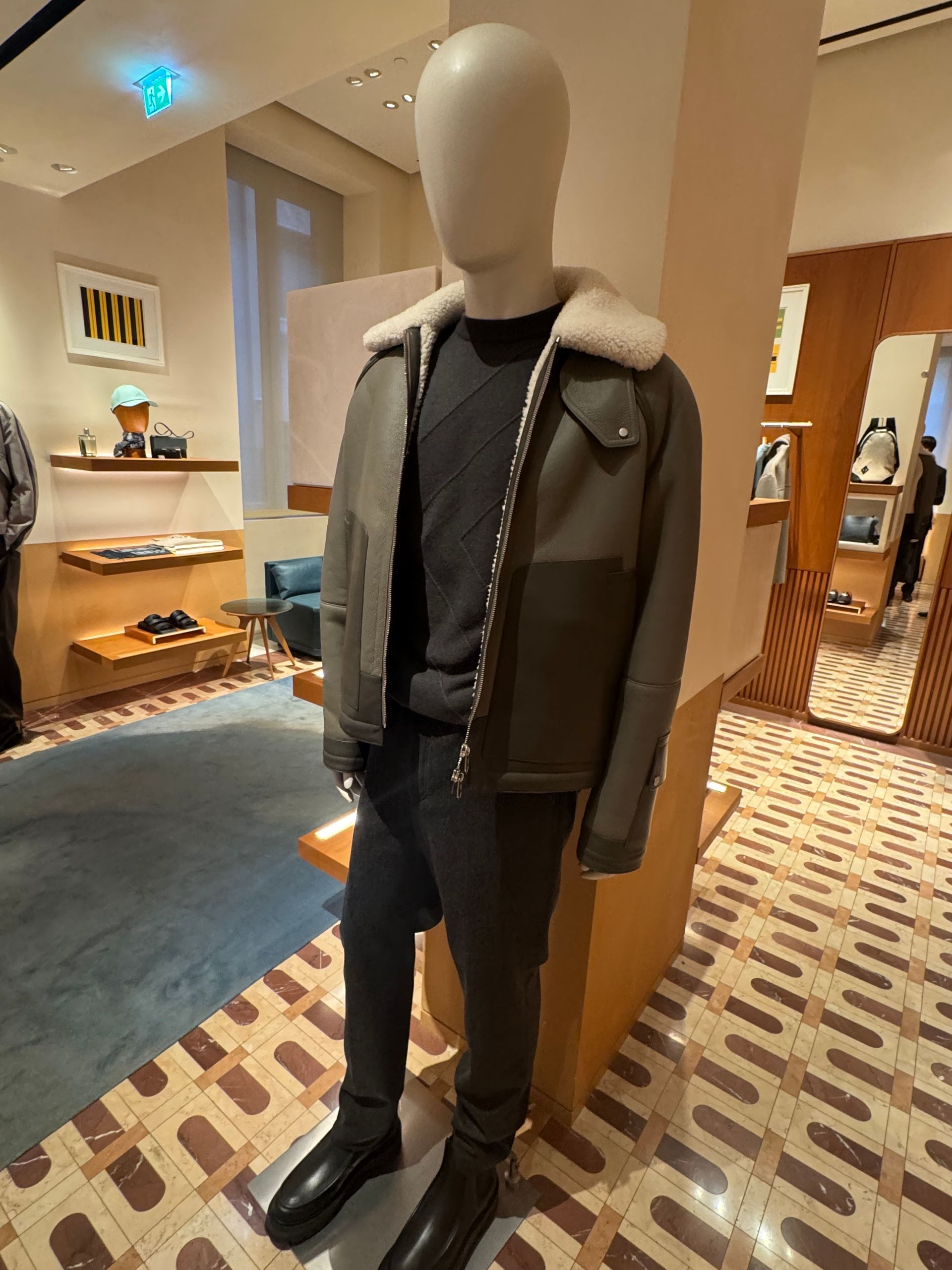 Outfit da uomo all'interno di una boutique di lusso