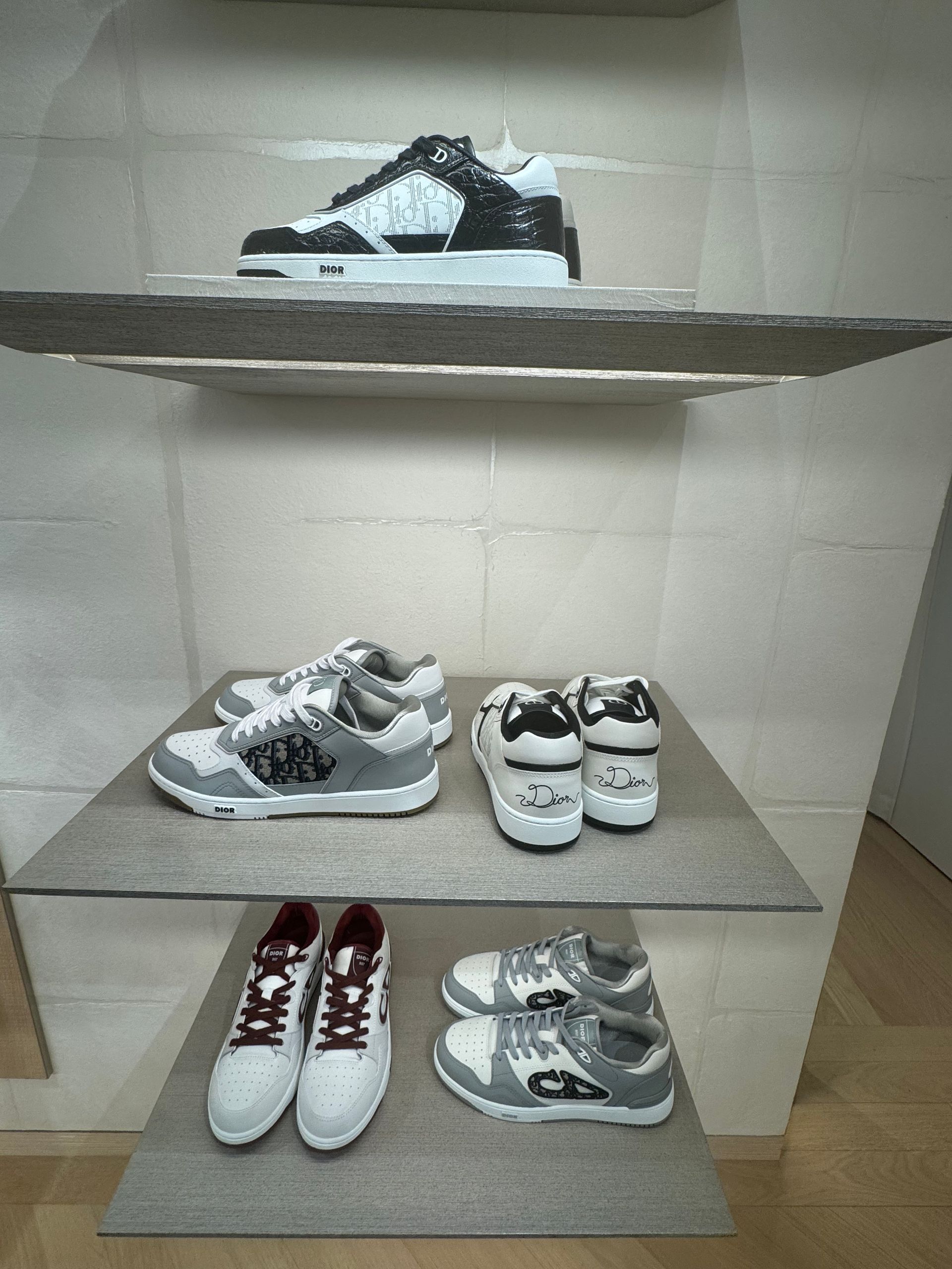 Espositore con scarpe Dior