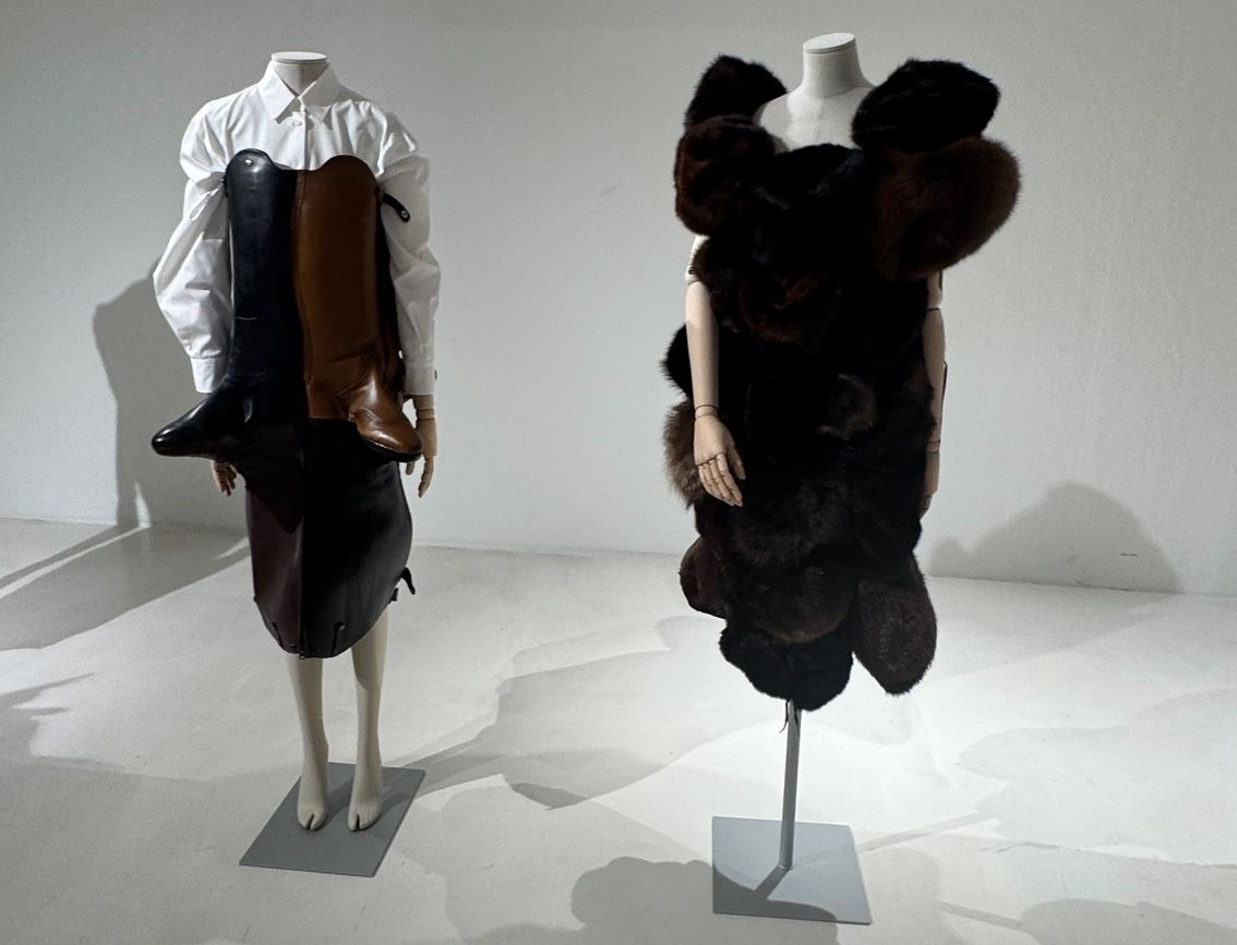 Due manichini con abiti di alta moda neri