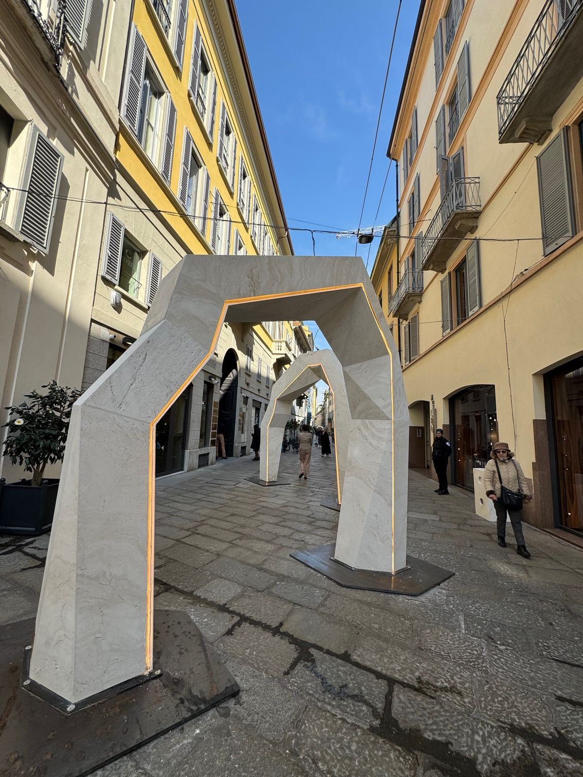 Strutture di arte contemporanea in Via Montenapoleone a Milano