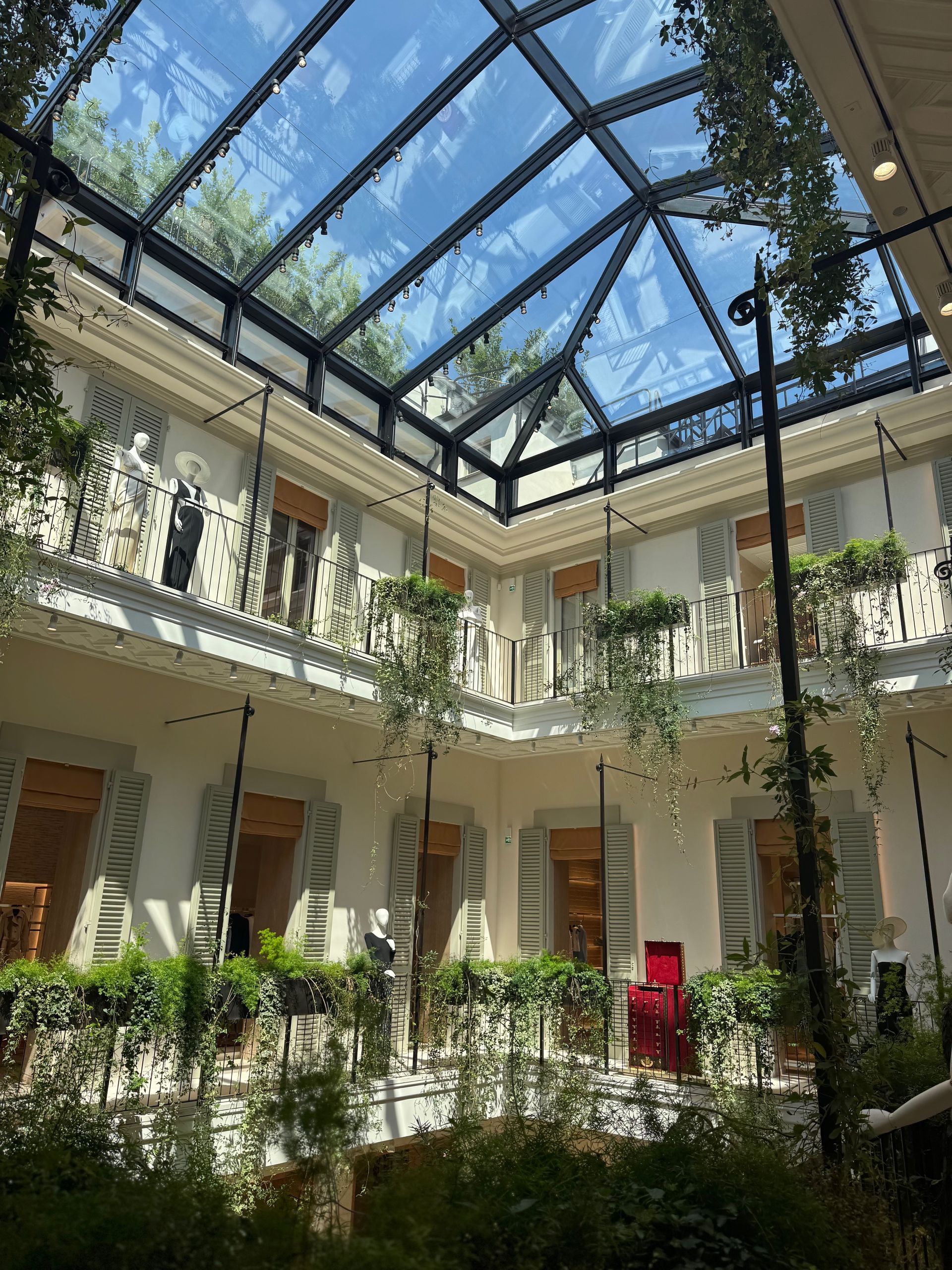 Interno di una boutique di Milano con tetto in vetro.