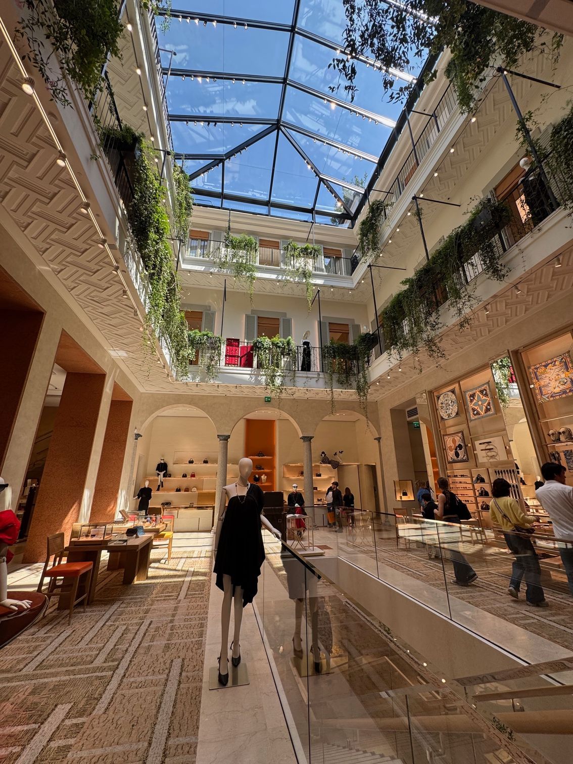 Interno di una boutique a Milano