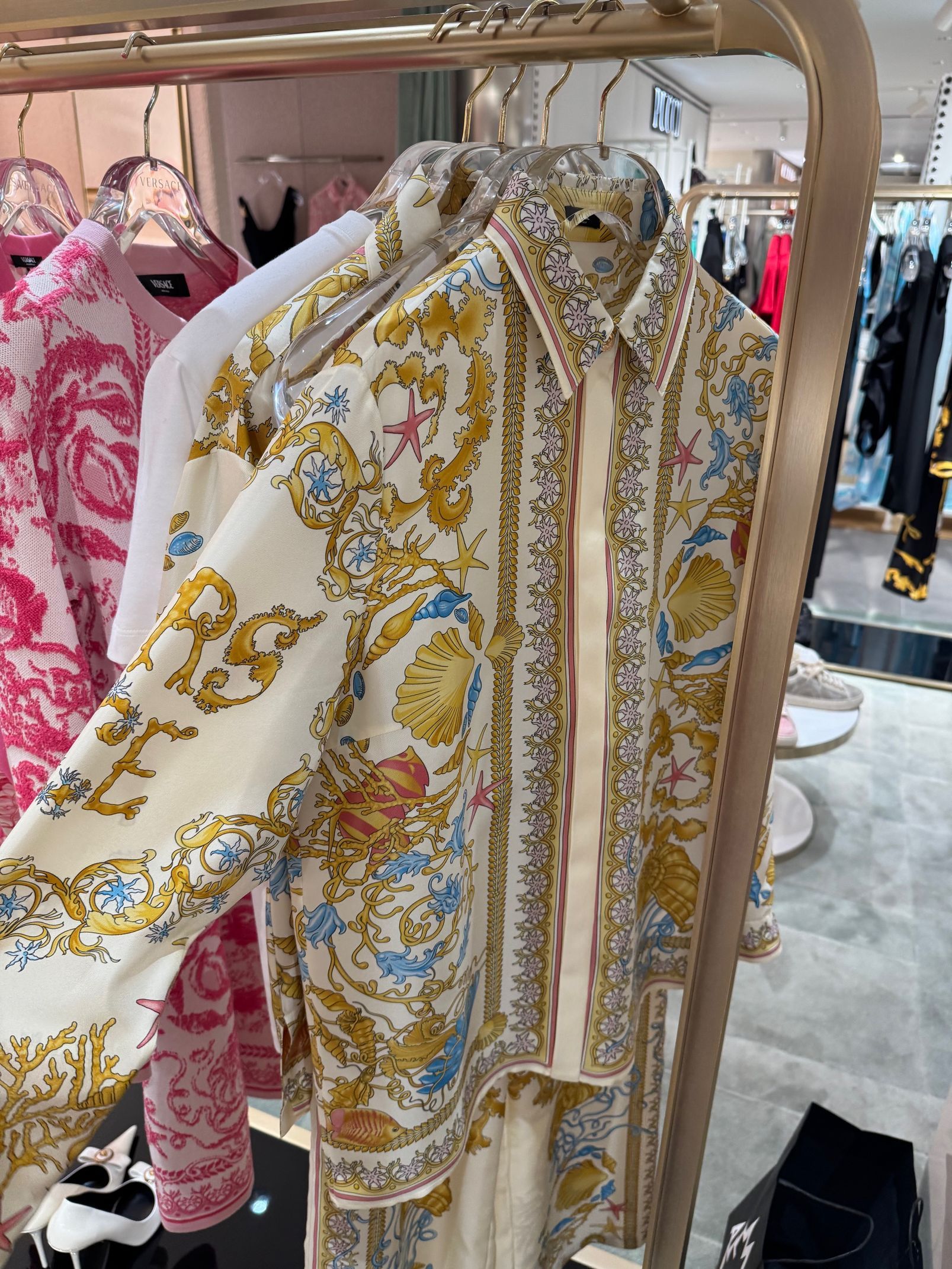 Selezione di capi di abbigliamento di lusso per sessione di shopping
