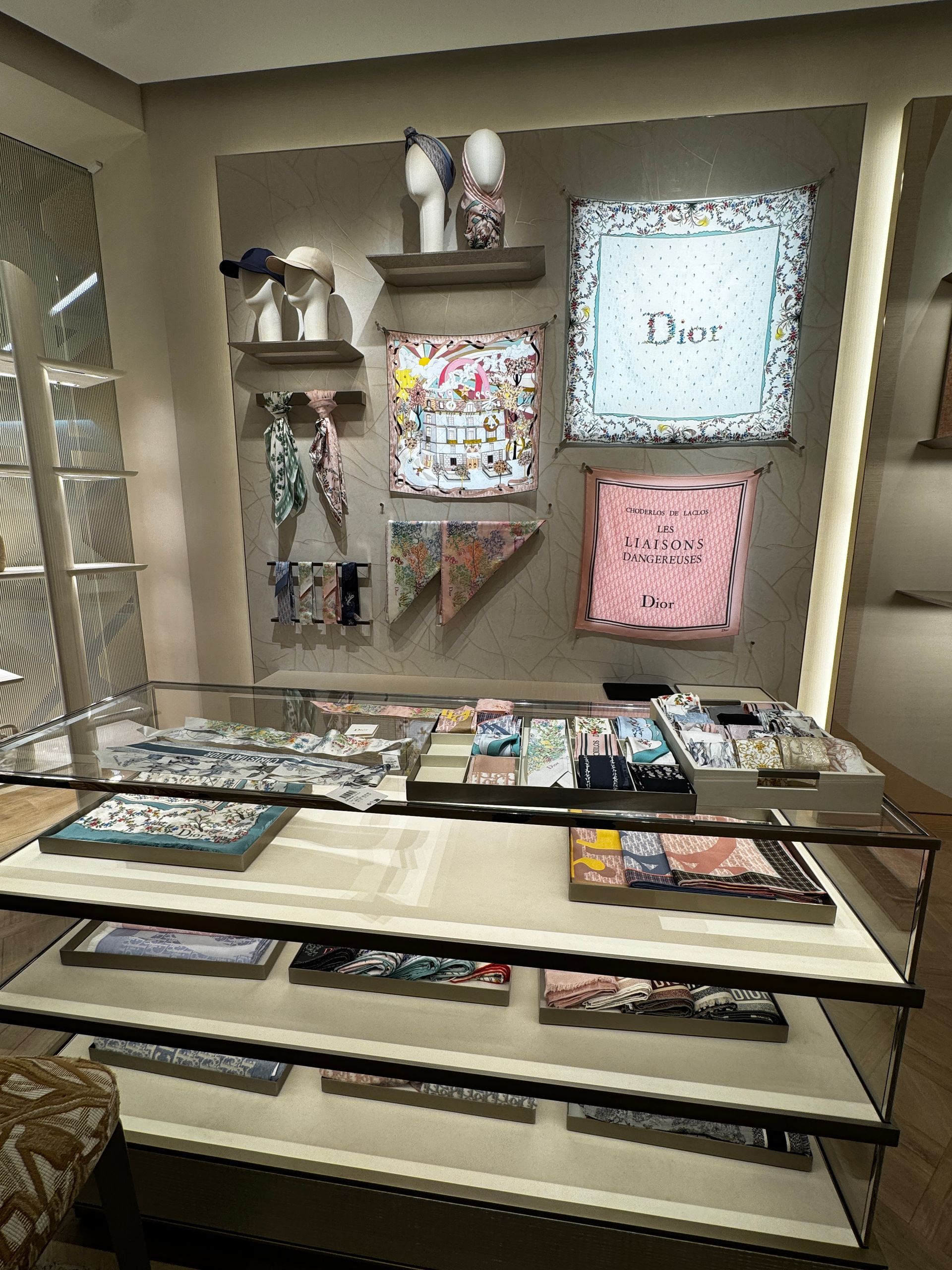 Bancone di un boutique che mostra foulard di lusso.