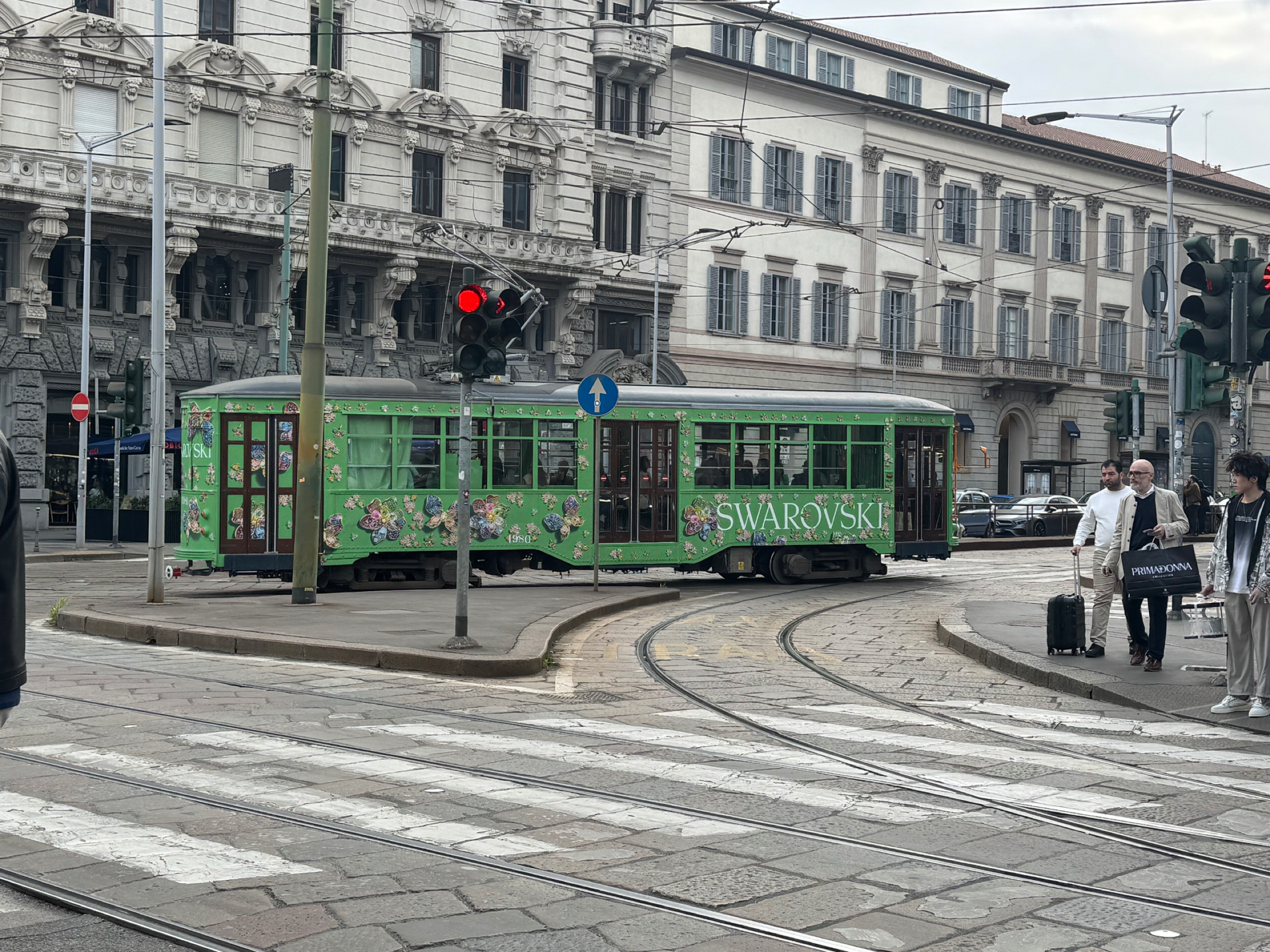 Tram verde che attraversa le vie di Milano.