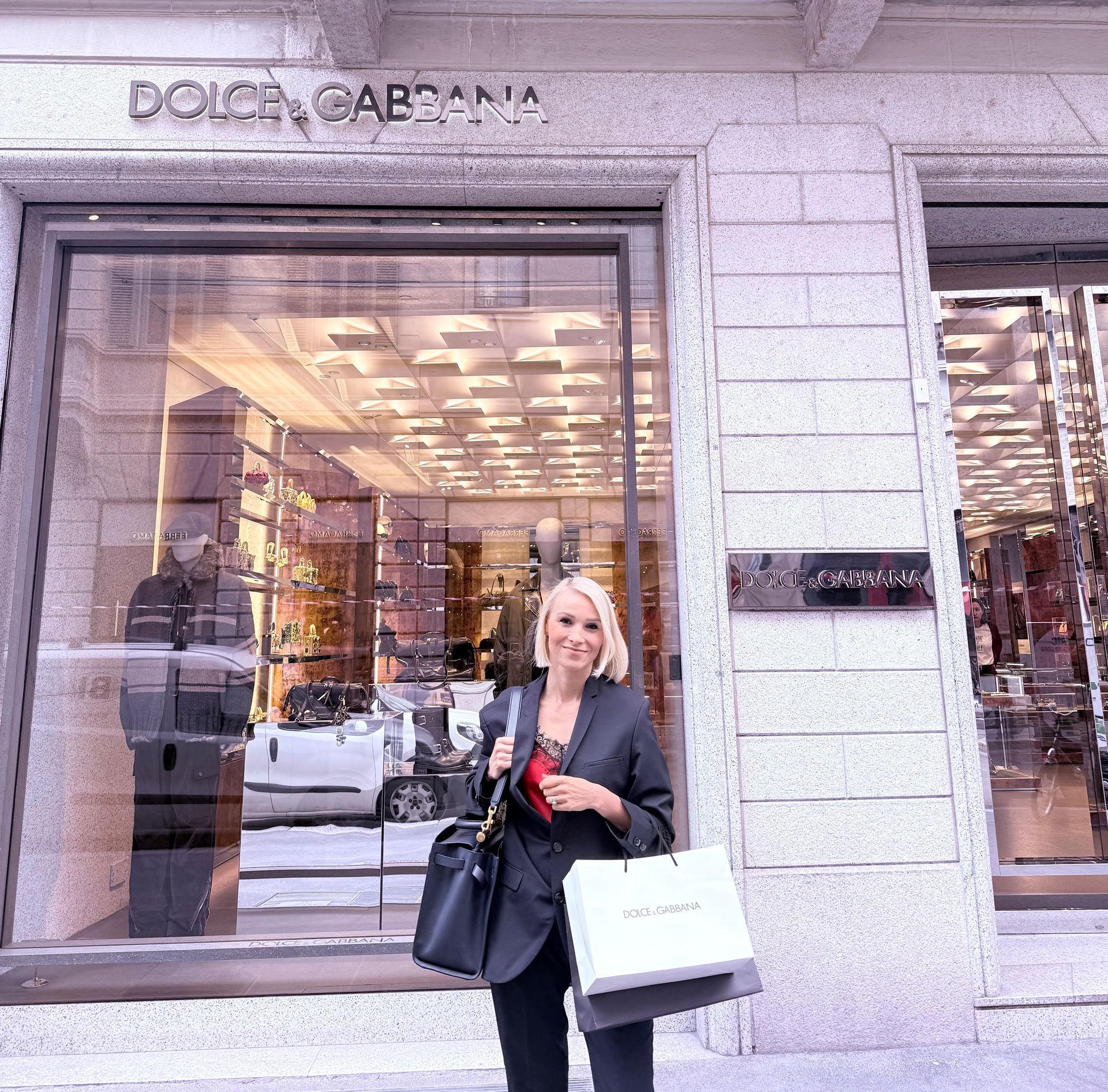 Gingi, Personal Shopper, davanti alle vetrine del negozio Dolce e Gabbana.
