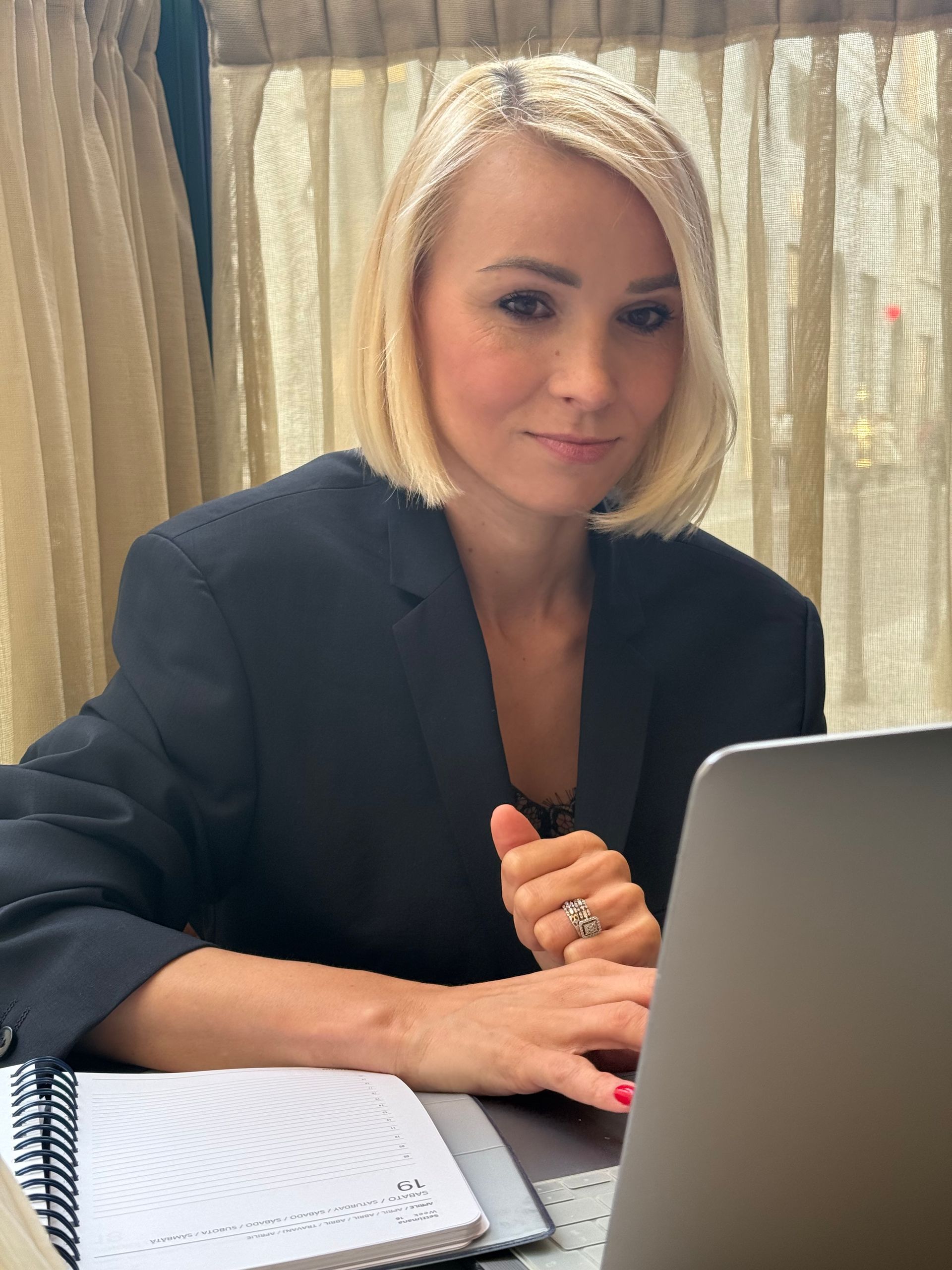 Gingi, personal shopper che lavora sul pc