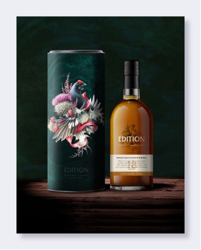 Präsent-Packung für Whiskyflasche in Farbe: Nationalblume Schottlands Distel, Heide und Birkhahn, Flaschenausstattung mit schwarzer Strichzeichnung des Packungsmotivs