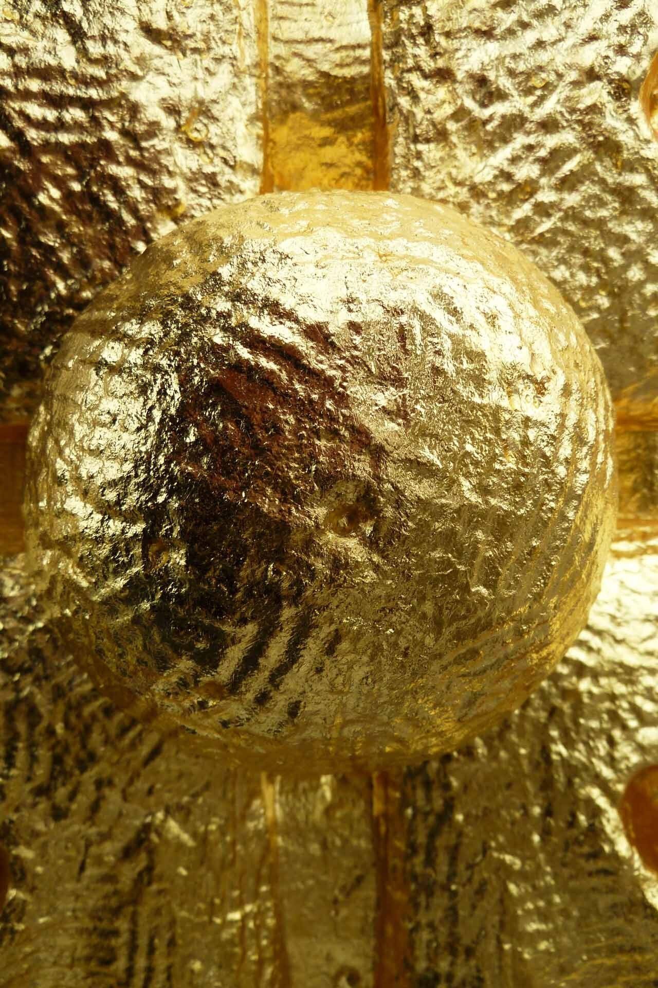 Vergolderwerkzeuge und Transfergold im Heft, aufgeschlagen, 24 Karat.