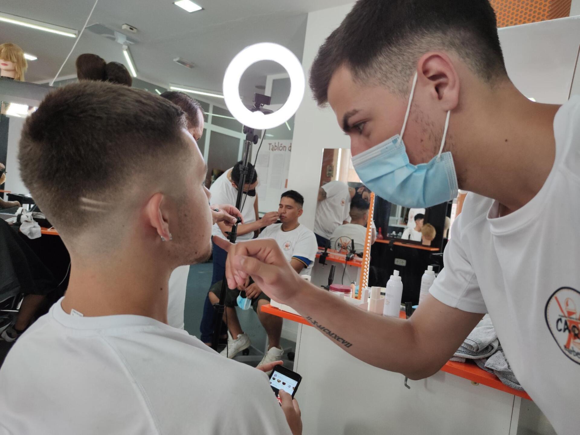 El mundo de la peluqueria masculina y la barberia ha su