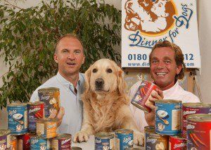 Das Bild zeigt die zwei Geschäftsführer von Dinner for Dogs