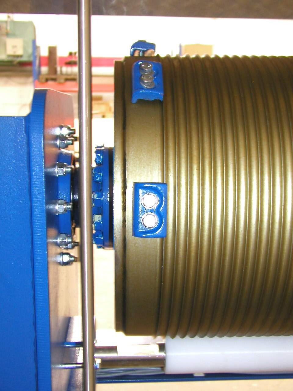 Amusement ride winch grooved drum