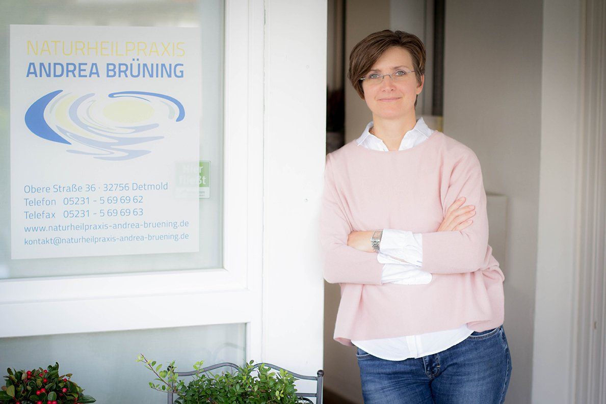 Heilpraktikerin Andrea vor ihrer Tür