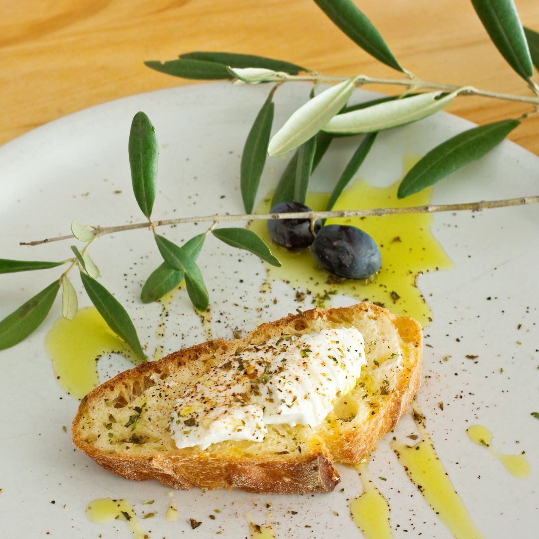Il nostro olio extravergine di oliva non ha nulla a che vedere con gli olii da scaffale. Non appena aprirai il nostro olio sentirai il forte profumo di olive appena spremute e il colore intenso dell’olio nuovo che sono di fatto la migliore garanzia della freschezza e della qualità dell’olio appena spremuto in frantoio. Il nostro olio extravergine di oliva non ha nulla a che vedere con gli olii da scaffale. Non appena aprirai il nostro olio sentirai il forte profumo di olive appena spremute e il colore intenso dell’olio nuovo che sono di fatto la migliore garanzia della freschezza e della qualità dell’olio appena spremuto in frantoio.