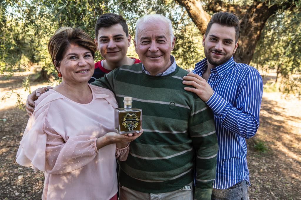 Quando l’oliva raggiunge il massimo della sua maturazione e della dimensione è il momento giusto per iniziare a raccoglierle,  periodo importante anche per l’economia di una famiglia    Raccogliamo e moliamo olive tutti i giorni nel periodo della raccolta, nei mesi di Ottobre e Novembre quando hanno raggiunto la perfetta maturazione, le nostre olive di Peranzana sono 100% Pugliesi    L’olio di oliva ottenuto dalla varietà peranzana è un prodotto di altissima qualità particolarmente apprezzato a carattere nazionale per il suo sapore delicato e ricco di caratteristiche sensoriali.  Colore verde smeraldo e gusto equilibrato dal fruttato medio regalano a questo prodotto una lunga e buona conservazione, molto noto è il suo basso livello d’acidità rispetto alla norma.  UNA PREZIOSA E UNICA MONOCULTIVAR  Un olio extra vergine monocultivar è un prodotto realizzato esclusivamente con un’unica varietà di oliva e non con mescole di olive differenti. Ricordiamo che l’olio monovarietale ha proprietà e caratteristiche uniche e diverse, sia chimiche che organolettiche,  Il nostro olio extravergine d’oliva Peranzana è ottenuto dalla spremitura a freddo di olive di categoria superiore provenienti dai nostri campi, il suo sapore molto equilibrato intenso e fruttato è dovuto dalla maggiore presenza di sostanze antiossidanti.  non contiene alcun tipo di residuo chimico, le nostre olive vengono analizzate ogni anno per garantire un prodotto biologico privo di impurità,  e ovviamente di alta qualità!  Data l'offerta a tempo limitato, potreste ricevere lattine di altro colore! Composizione varietale: 100% olio d’olive italiane Peranzana. Quando l’oliva raggiunge il massimo della sua maturazione e della dimensione è il momento giusto per iniziare a raccoglierle,  periodo importante anche per l’economia di una famiglia    Raccogliamo e moliamo olive tutti i giorni nel periodo della raccolta, nei mesi di Ottobre e Novembre quando hanno raggiunto la perfetta maturazione, le nostre olive di Peranzana sono 100% Pugliesi    L’olio di oliva ottenuto dalla varietà peranzana è un prodotto di altissima qualità particolarmente apprezzato a carattere nazionale per il suo sapore delicato e ricco di caratteristiche sensoriali.  Colore verde smeraldo e gusto equilibrato dal fruttato medio regalano a questo prodotto una lunga e buona conservazione, molto noto è il suo basso livello d’acidità rispetto alla norma.  UNA PREZIOSA E UNICA MONOCULTIVAR  Un olio extra vergine monocultivar è un prodotto realizzato esclusivamente con un’unica varietà di oliva e non con mescole di olive differenti. Ricordiamo che l’olio monovarietale ha proprietà e caratteristiche uniche e diverse, sia chimiche che organolettiche,  Il nostro olio extravergine d’oliva Peranzana è ottenuto dalla spremitura a freddo di olive di categoria superiore provenienti dai nostri campi, il suo sapore molto equilibrato intenso e fruttato è dovuto dalla maggiore presenza di sostanze antiossidanti.  non contiene alcun tipo di residuo chimico, le nostre olive vengono analizzate ogni anno per garantire un prodotto biologico privo di impurità,  e ovviamente di alta qualità!  Data l'offerta a tempo limitato, potreste ricevere lattine di altro colore! Composizione varietale: 100% olio d’olive italiane Peranzana.