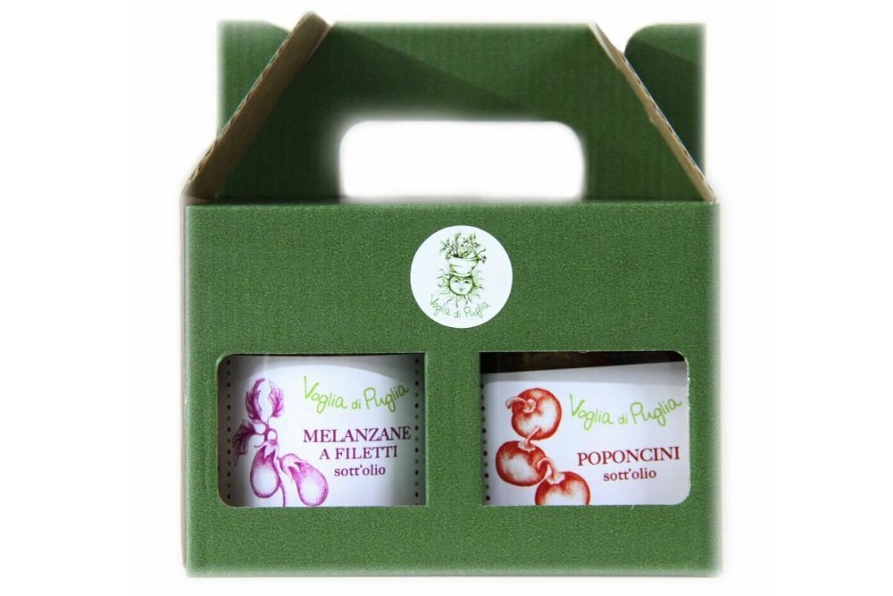 Confezione regalo natalizio per ogni occasione, differentemente dai soliti cestini commerciali, questa idea regalo contiene prodotti artigianali senza conservanti, lavorati esclusivamente con aceto di vino artigianale, e conservati in olio extravergine d'oliva Peranzana nostrano.valiggetta gourmet made in Puglia Confezione Idea Regalo 4 Pezzi Prodotti Tipici Artigianali in Olio Extra Vergine