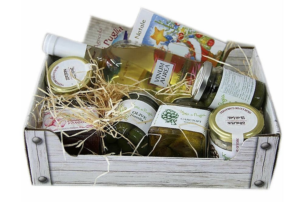 Cesto regalo per ogni occasione, differentemente dai soliti cestini commerciali, questa idea regalo contiene prodotti artigianali senza conservanti, lavorati esclusivamente con aceto di vino artigianale, e conservati in olio extravergine d'oliva Peranzana nostrano. cestino gourmet made in Puglia (è possibile comunque modificare i prodotti all'interno del cestino contattantoci) Cesto gourmet Natalizio Prodotti Tipici Artiginali in Olio Extra Vergine d'oliva
