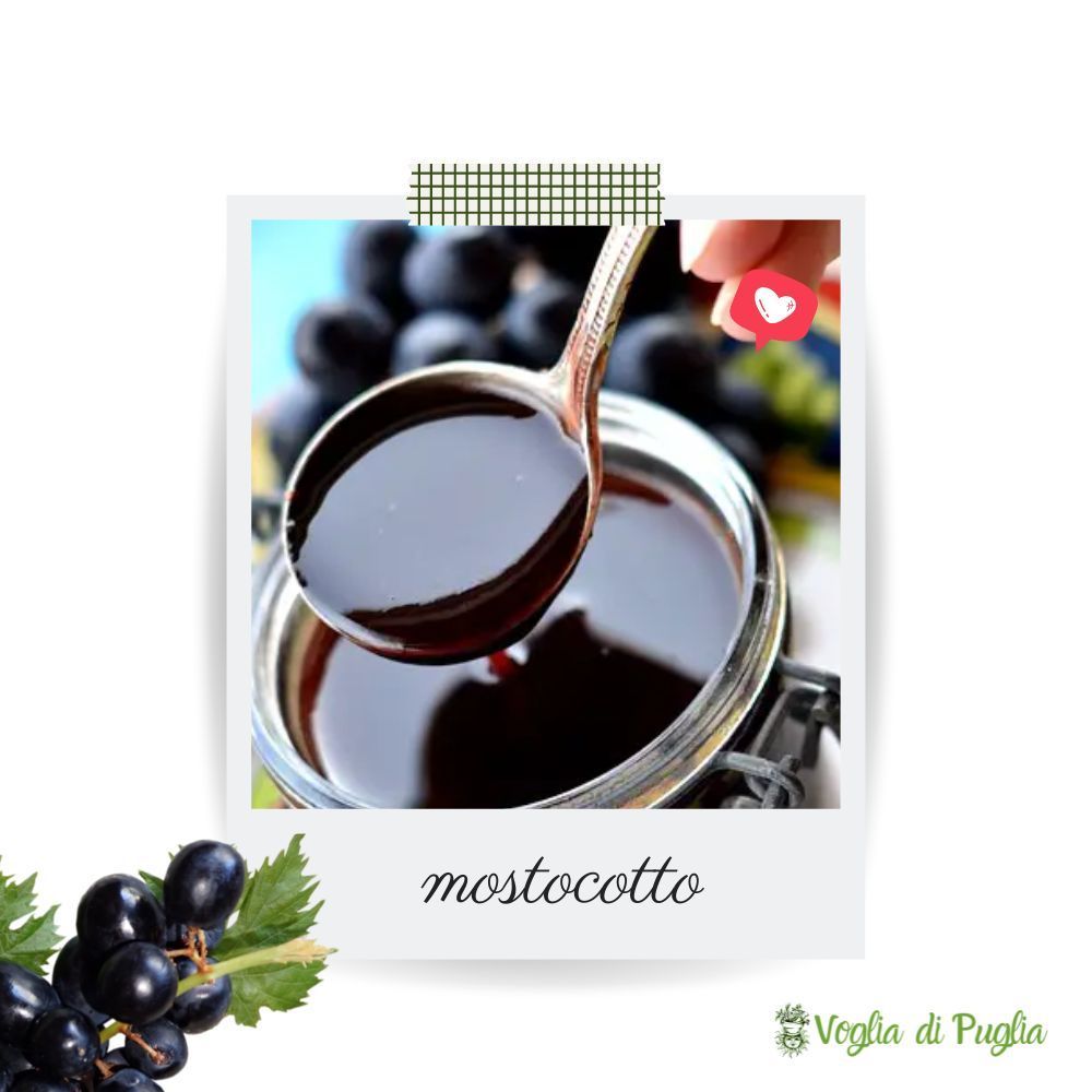 Come viene fatto dopo aver raccolto dell'uva fresca, questa viene pigiata ottenendo del succo chiamato mosto, senza lasciarlo assolutamente fermentare (altrimenti si innesca un processo per la vinifacazione), va messo in un pentolone e si parte con la cottura che deve essere molto lenta fino a durare persino giorni interni. per capire quando sarà realmente mostocotto, bisogna spargere una piccola quantità in un piatto bianco, dividere le due parti con un utensile, esse non dovranno più unirsi ( rimanendo separate dato il grande grado di densità), questo è il vero procedimento di un vincotto senza aggiunta di zuccheri o edulcoranti. Per Vincotto o mostocotto si intende mosto d’uva fresco bollito, esso viene prodotto sia da uva bianche che rosse.