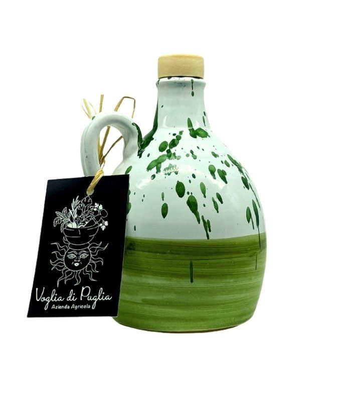 dea Regalo Olio Extravergine Di Oliva Estratto In Giornata Di Raccolta Orcio In Ceramica Selezione Monovarietale Peranzana 500 Ml La Peranzana è una varietà di ulivo coltivata in una zona particolare dell'Alto Tavoliere della Puglia. è un olio unico, dal sapore intenso con molteplici bouchè di profumi, e fresche erbe aromatiche, gradevolmente morbido amabile dai bambini sin dalla piccola età. la ceramica pugliese patrimonio italiano, perfetto come oggetto da decoro, è eccellente anche per la lunga conservazione del nostro olio extravergine.
