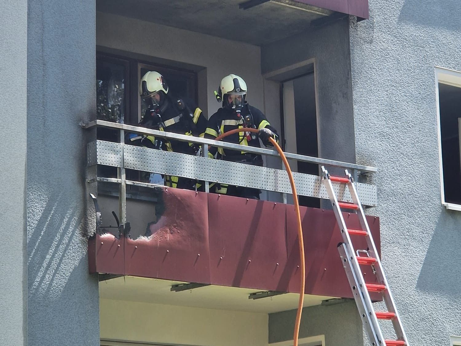Brandbekämpfung auf einem Balkon Foto: M. Vogel