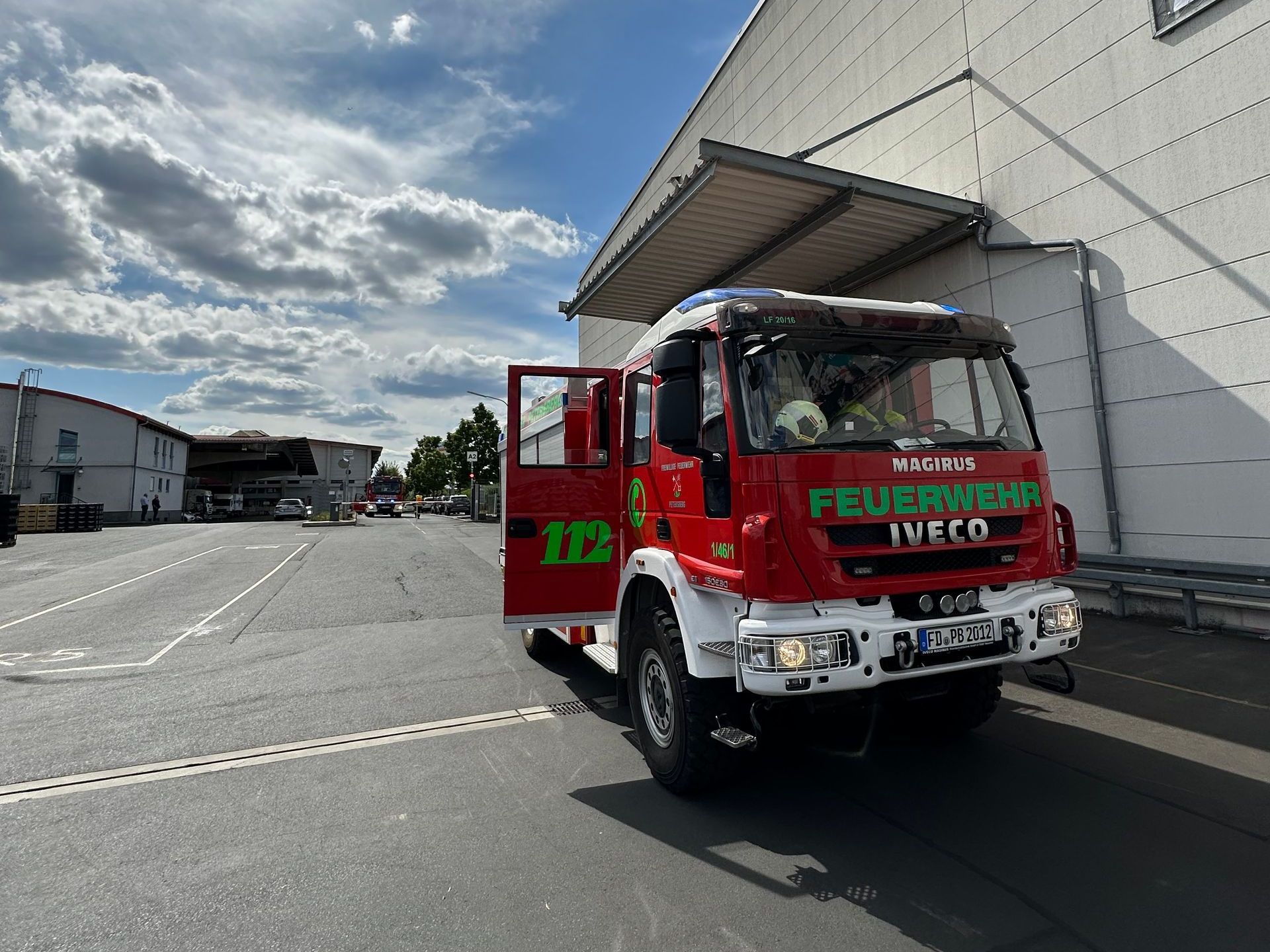 LF 20/16 der Feuerwehr Petersberg-Mitte bei einer ausgelösten Brandmeldeanlage Foto: E. Schwiesow