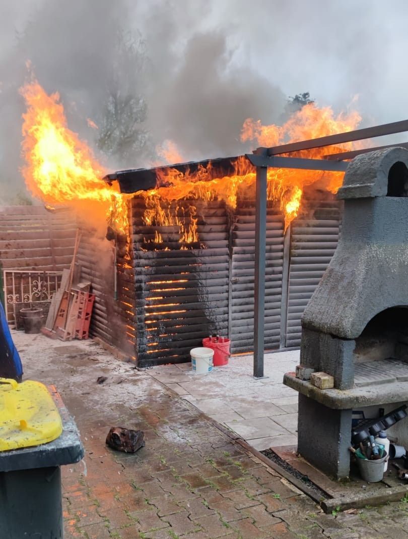 Brennende Gartenhütte in Petersberg Foto: Privat