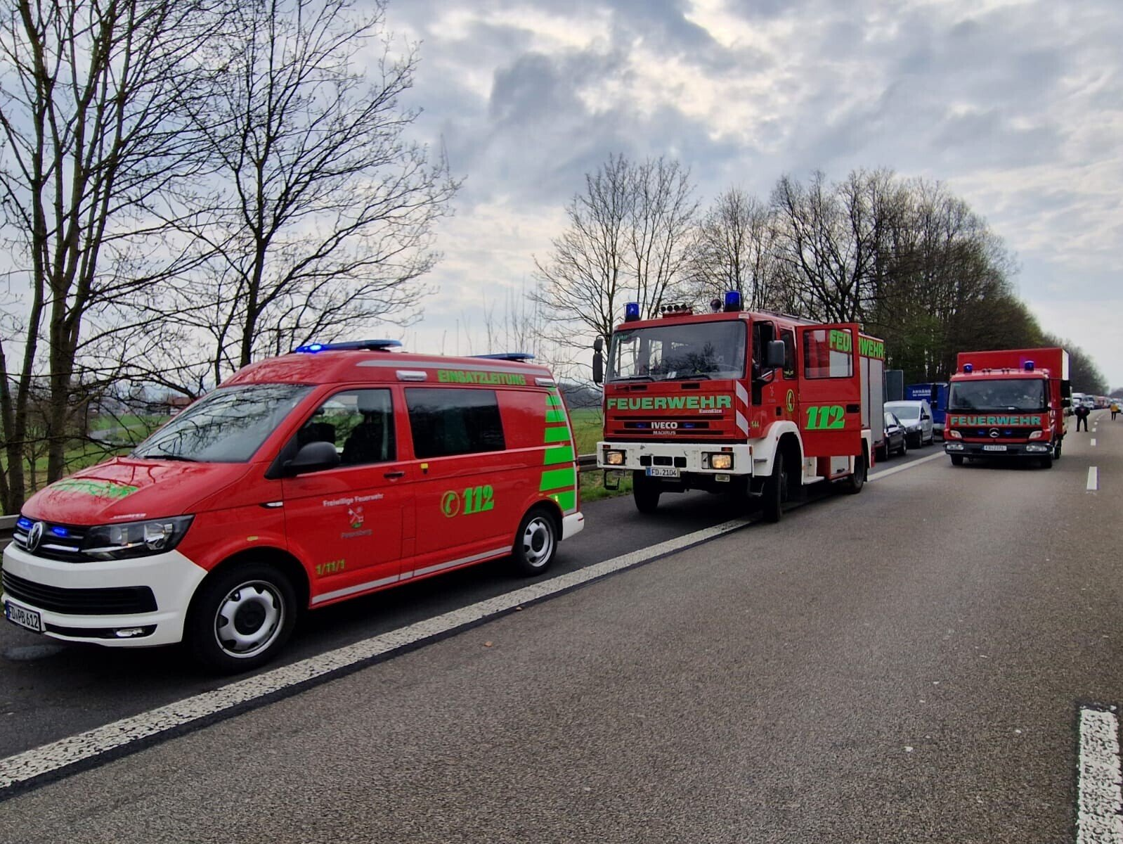 ELW1, LF 16/12 und GW-L Feuerwehr Petersberg-Mitte ELW1, LF 16/12 und GW-L Feuerwehr Petersberg-Mitte auf der BAB 7. Foto: M. Vogel
