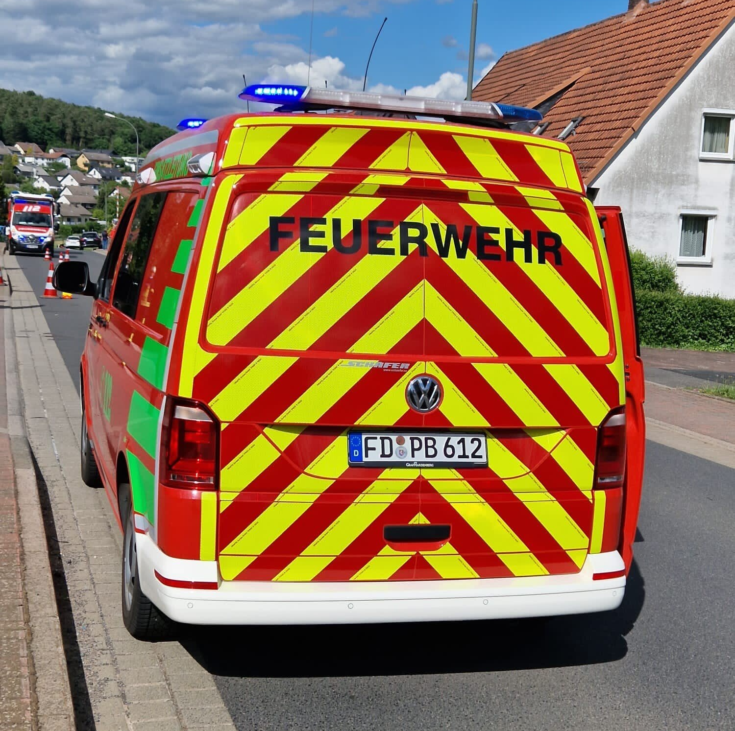 ELW1 im Einsatz Der ELW1 der Feuerwehr Petersberg-Mitte im Einsatz beim gemeldeten Gasgeruch. Im Hintergrund die Fahrzeuge der Feuerwehr Petersberg-Steinau. Foto: L. Vogel