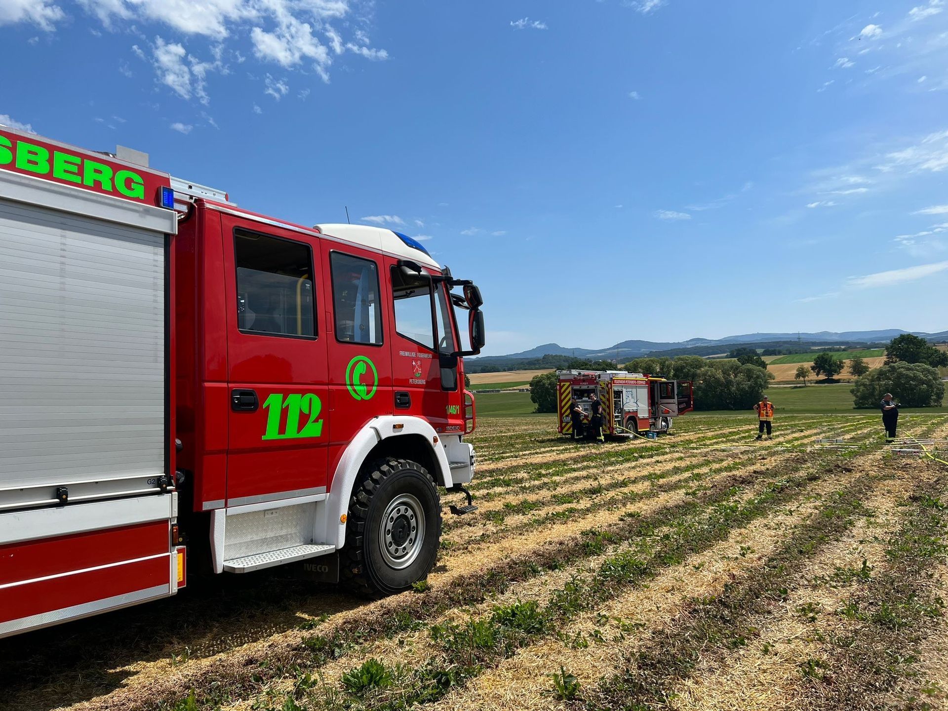 LF 20/16 Feuerwehr Petersberg-Mitte und LF 10 Feuerwehr Petersberg-Steinau beim Feldbrand Foto: M. Kirsch