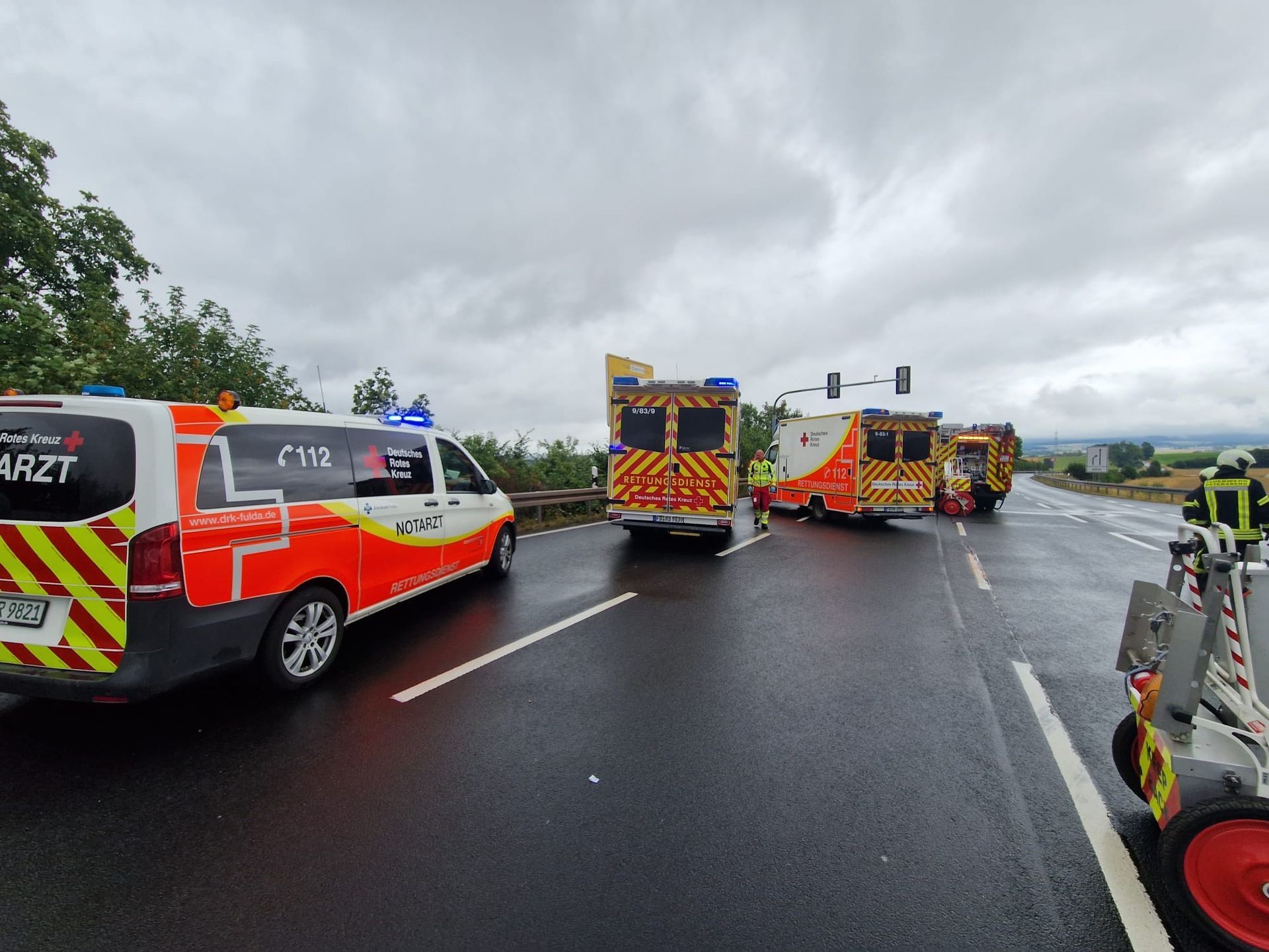 Feuerwehr Petersberg und Rettungsdienst Fulda im Einsatz nach einem Verkehrsunfall Foto: M. Vogel
