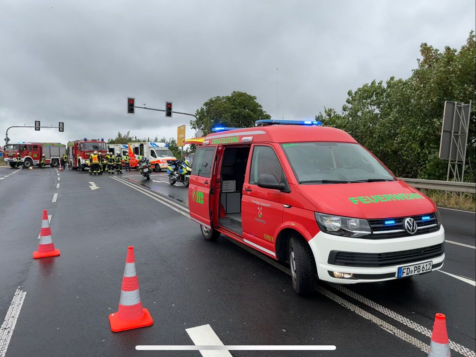 Feuerwehr Petersberg und Rettungsdienst Fulda im Einsatz nach einem Verkehrsunfall Foto: E. Schwiesow