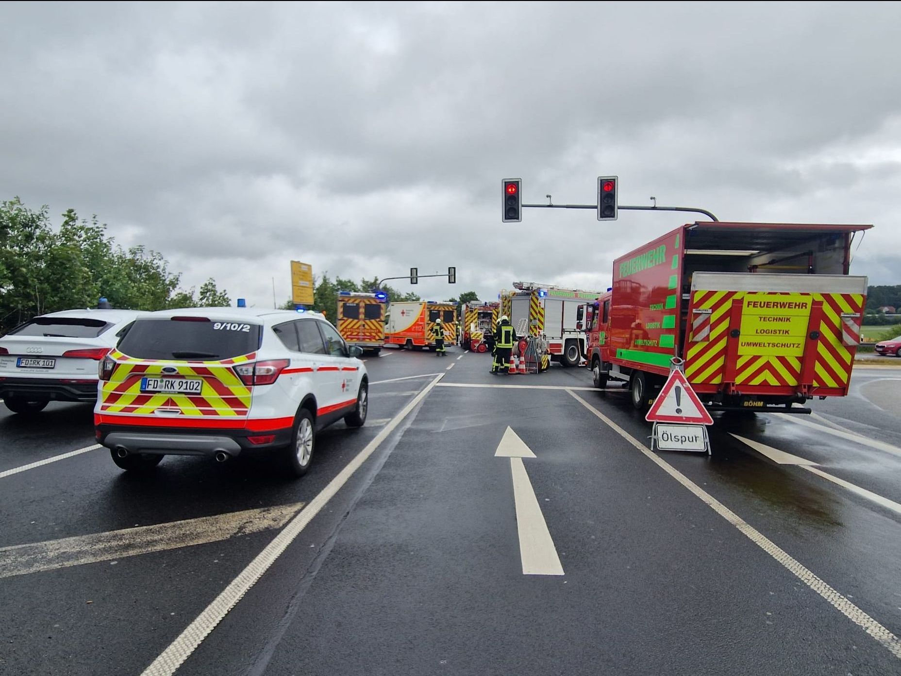 Feuerwehr Petersberg und Rettungsdienst Fulda im Einsatz nach einem Verkehrsunfall Foto: M. Vogel