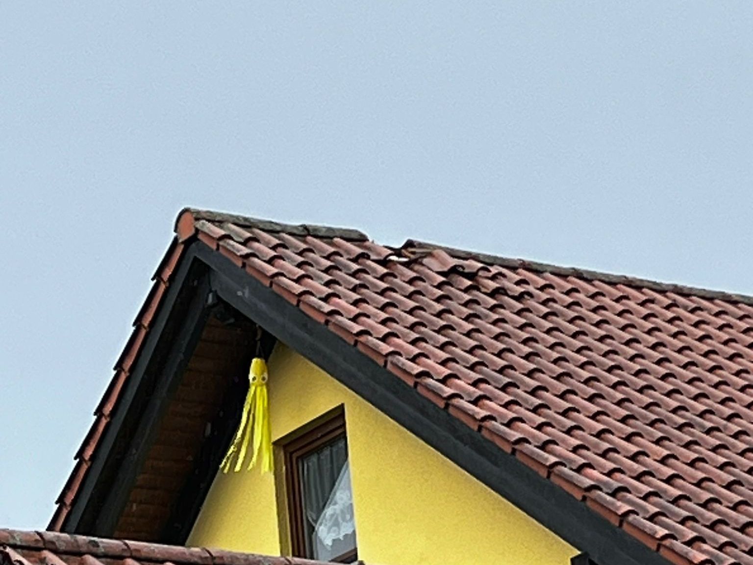 Beschädigtes Dach nach Blitzeinschlag Foto: J. Herber