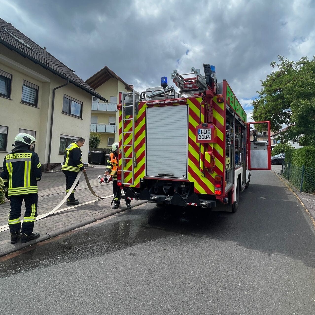 LF 16/12 der Feuerwehr Petersberg-Mitte beim Rückbau der Schlauchleitung Foto: Henrik Schmitt