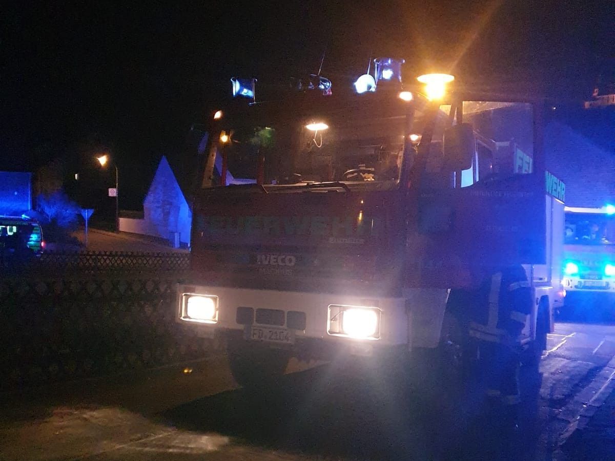 LF 16/12 (li.), LF 20/16 (re.) und ELW1 (Hintergrund) der Feuerwehr Petersberg-Mitte im Brandeinsatz Foto: Feuerwehr Petersberg