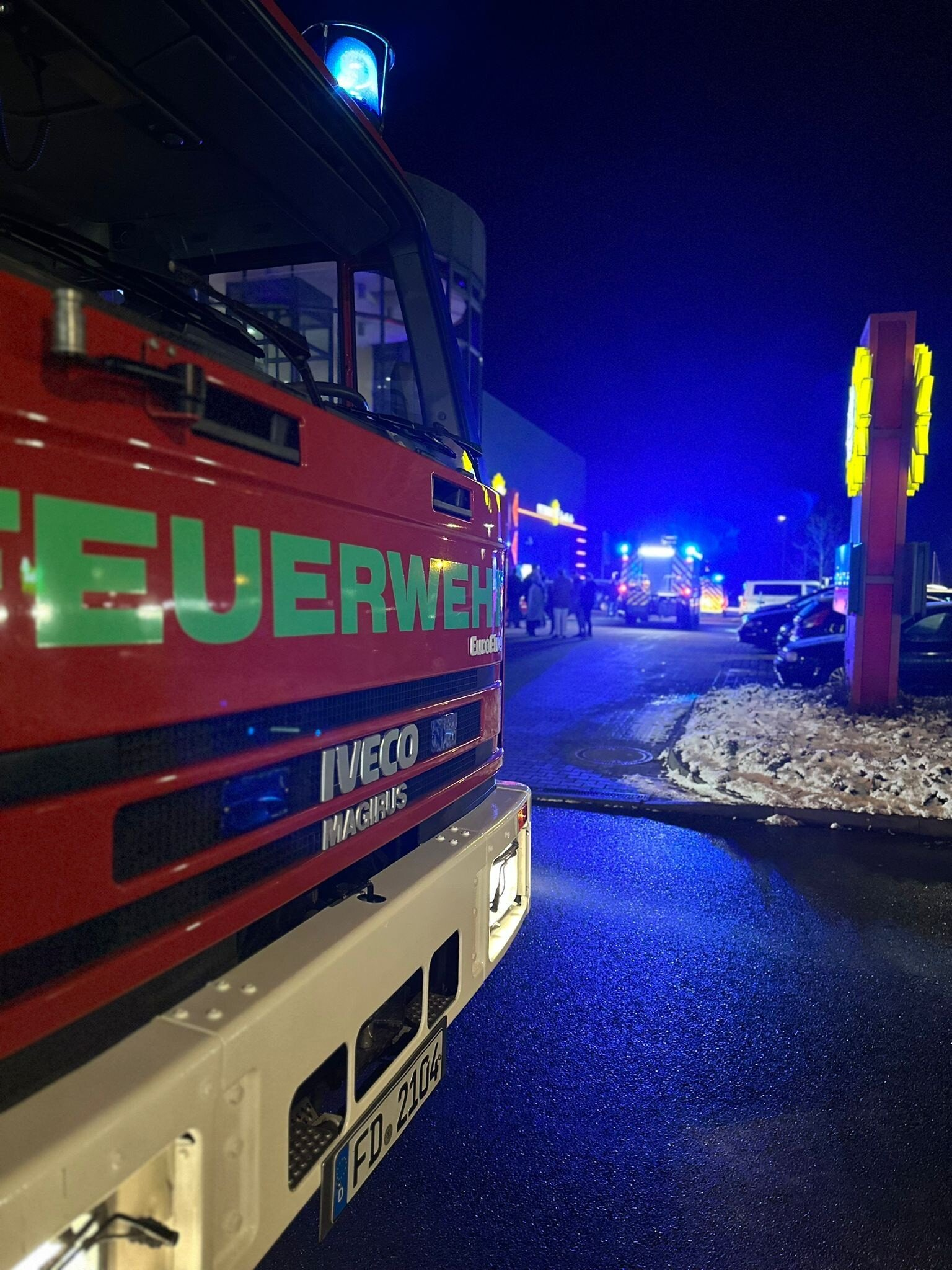 Einsatzfahrzeuge der Feuerwehr Petersberg-Mitte beim Hilfeleistungseinsatz LF 16/12, LF 20/16 und ELW1 Feuerwehr Petersberg-Mitte im Hilfeleistungseinsatz beim Gasgeruch