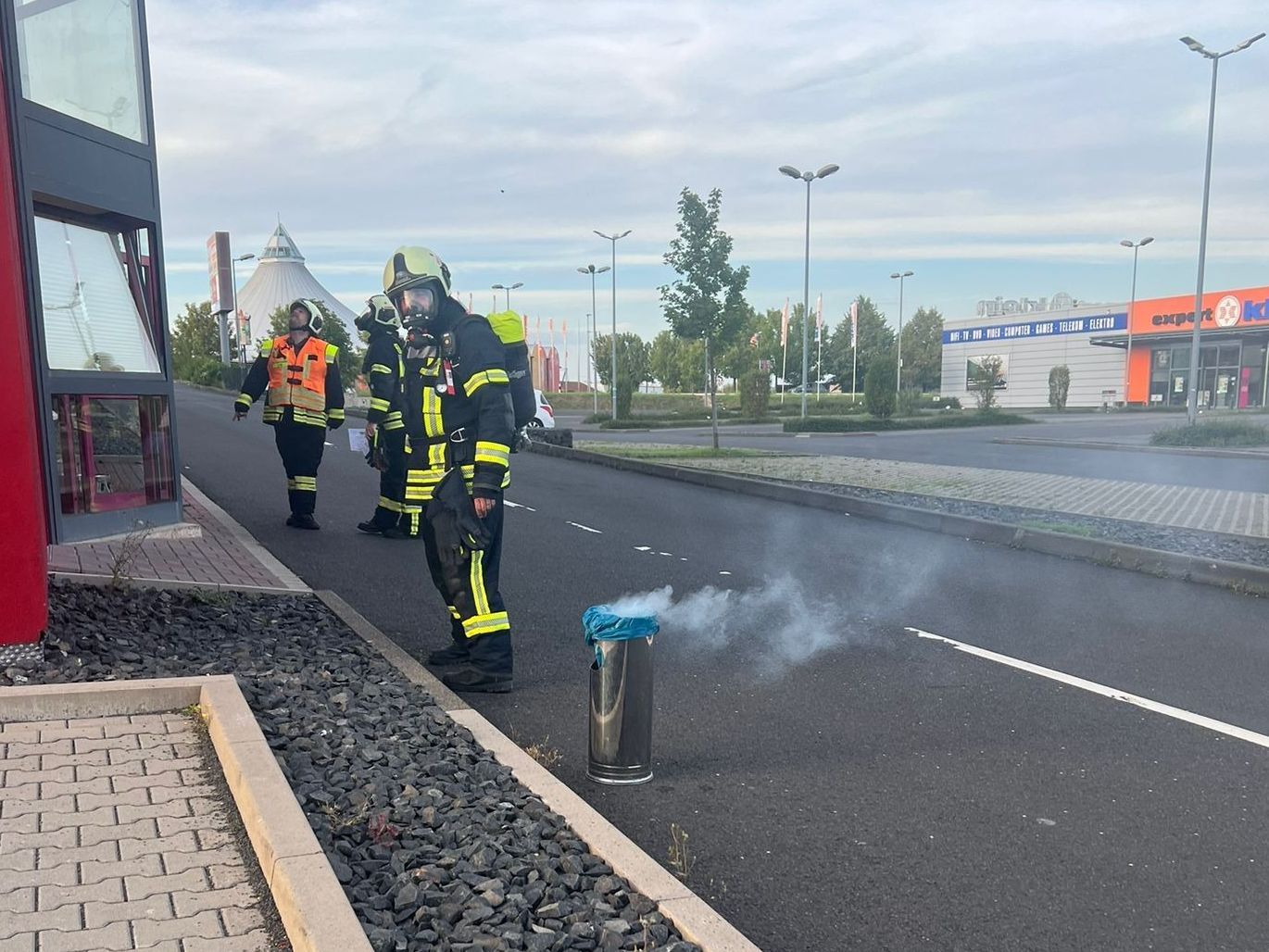 Brennender Mülleimer in Petersberg Foto: M. Kirsch