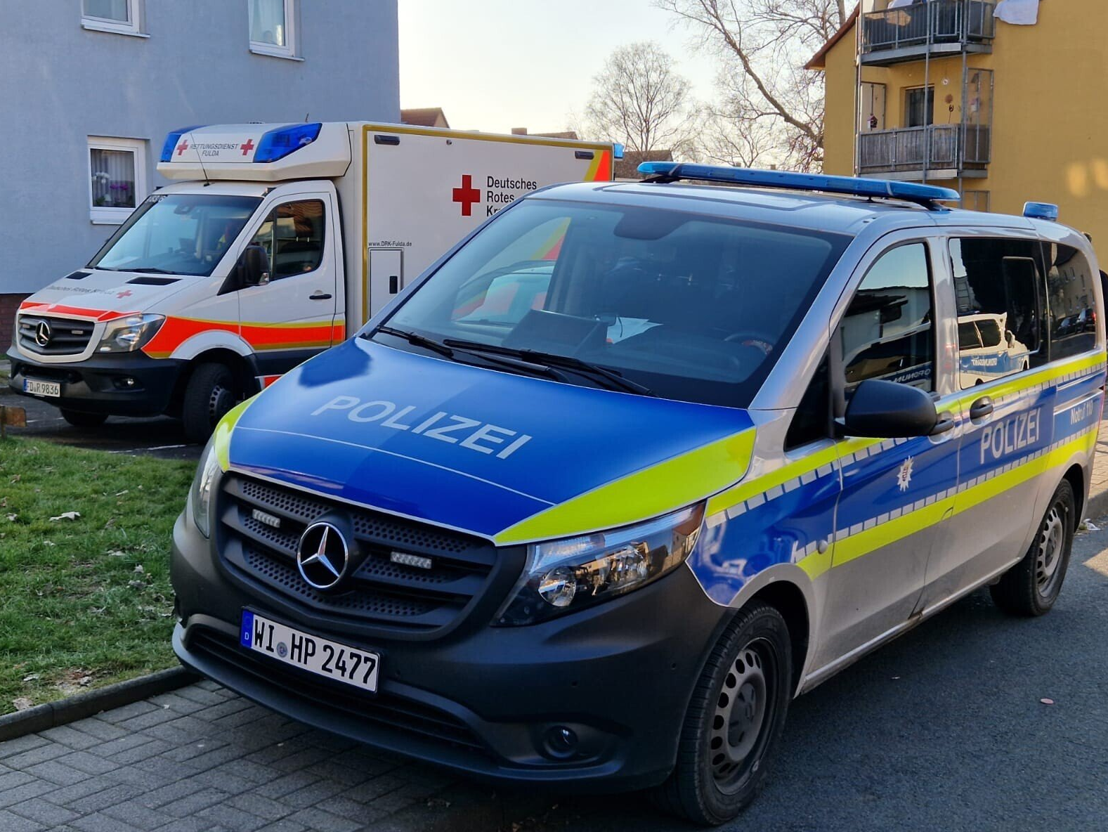Polizei und Rettungsdienst beim Brandeinsatz. Polizei und Rettungsdienst beim Brandeinsatz. Foto: M. Vogel